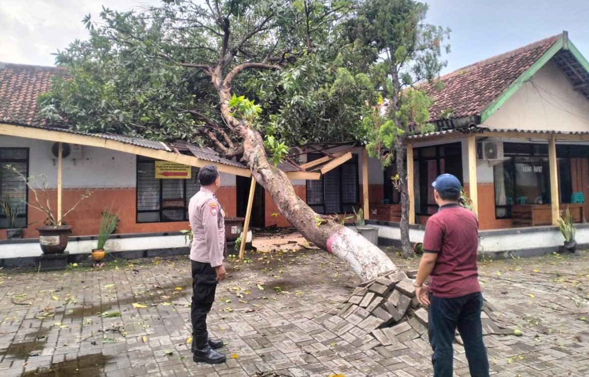 Gerak Cepat Polsek Warujayeng Tangani Dampak Angin Kencang di Tanjunganom