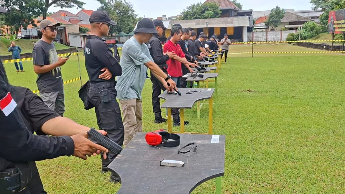 Bidhumas Polda Jateng Rayakan HUT Humas Polri Ke – 74 Dengan Olah Raga Menembak Bersama Wartawan