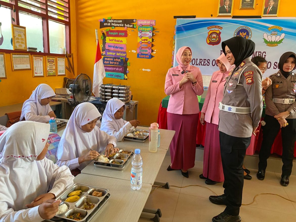 Bhayangkari Cabang Ogan Ilir Lakukan Kunjungan Program MBG di SDN 05 Indralaya serta laksanakan kegiatan sosial