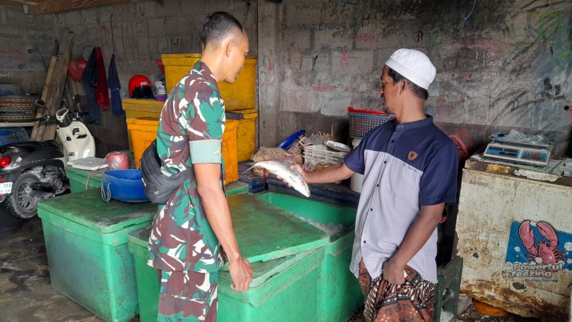Babinsa Koramil Kota Gresik Jalin Komunikasi Sosial dengan Pemilik Usaha Ikan Bandeng Basah