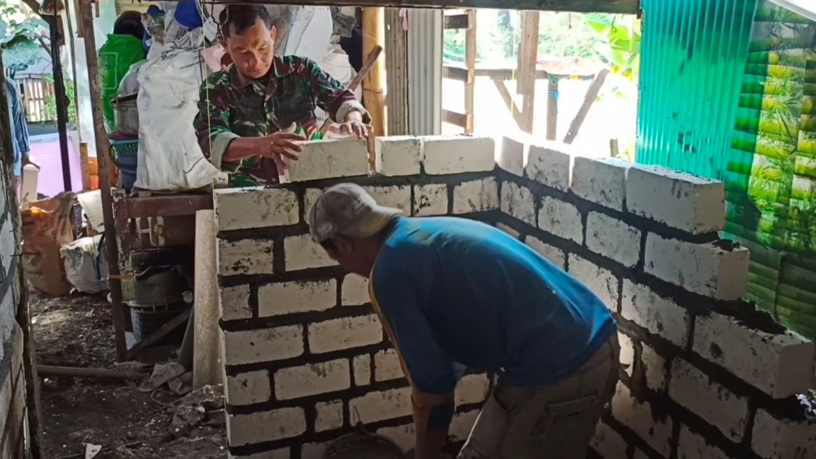 Karya Bakti Babinsa Manyar Bantu Perbaikan Rumah Warga Binaan