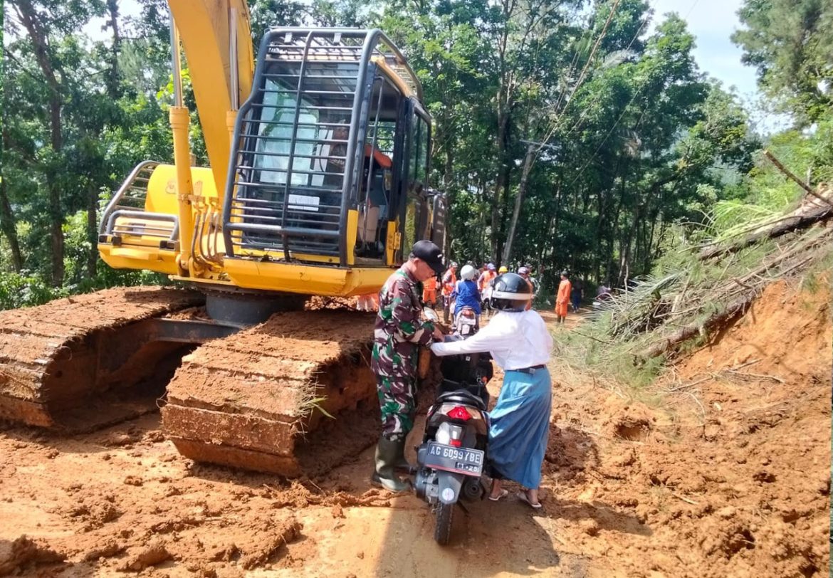 Respons Cepat TNI-Polri dan PUPR Tangani Longsor Akibat Hujan Deras di Trenggalek