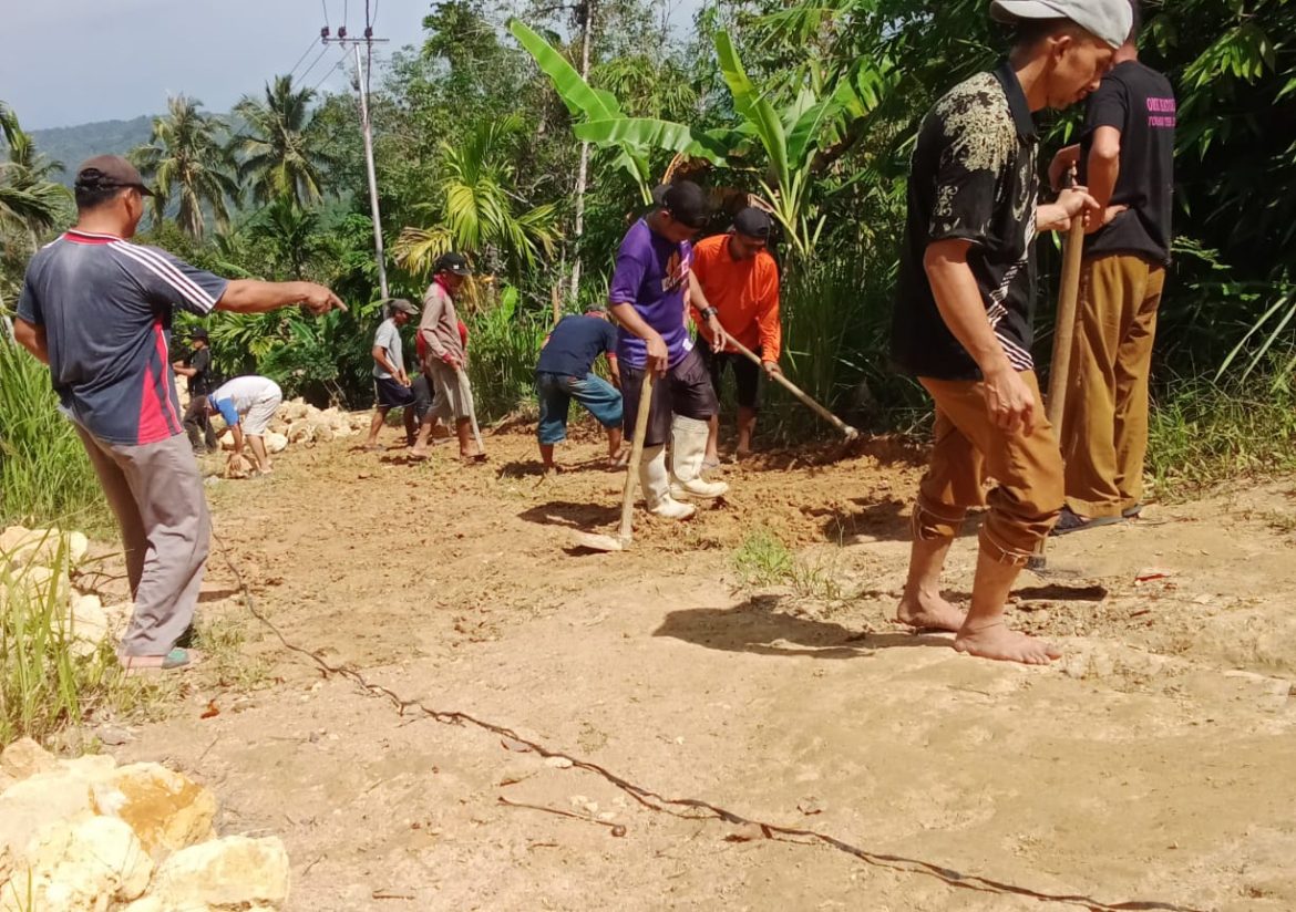 Gotong Royong Pengerasan Jalan di Desa I Odano, Warga Harap Pemerintah Lebih Peduli