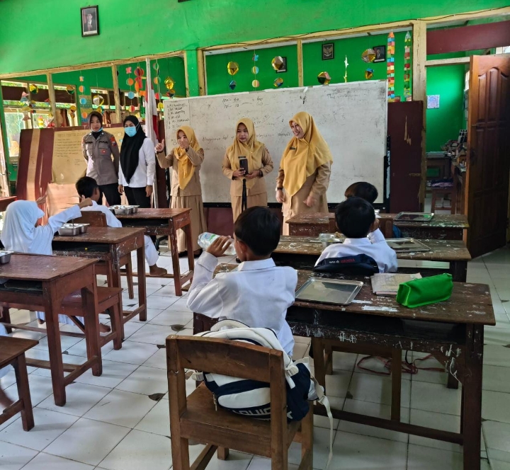 Senyum Ceria Pelajar Sambut Makan Bergizi Gratis dari Polres Ngawi